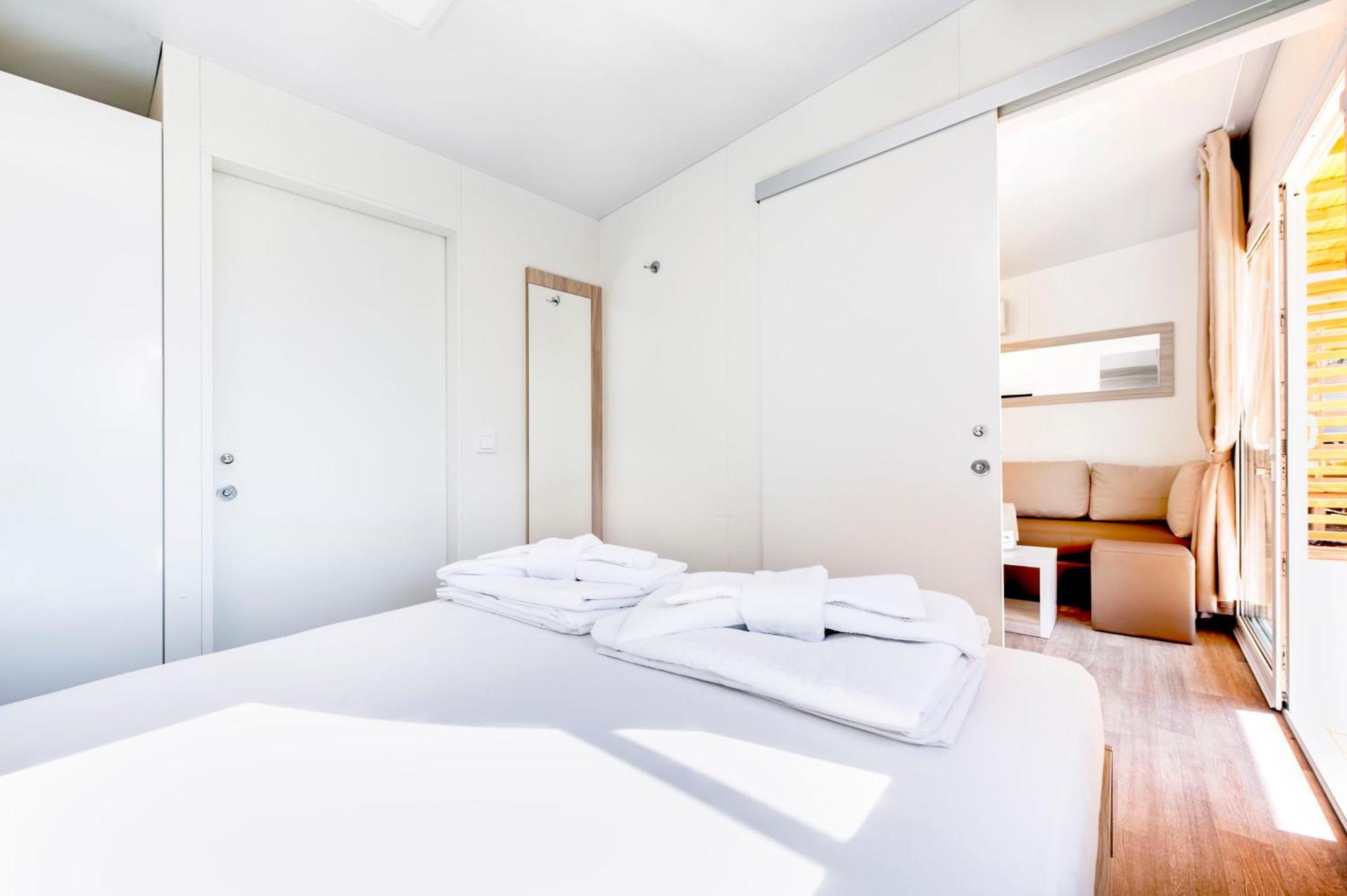 Eurocamp Mobile Homes At Fkk Naturist Campsite Ulika Porec Room photo